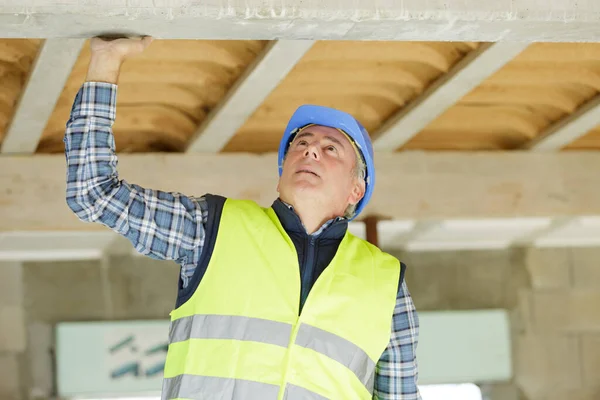 木制框架结构房顶上的男性建筑工人 — 图库照片