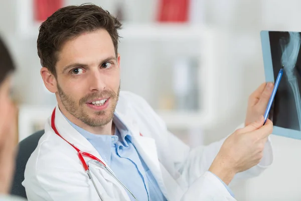 Doctor Masculino Con Paciente Mirando Rayos Consultorio —  Fotos de Stock