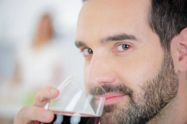 Şarap Tatma Sırasında Bir Adam — Stok fotoğraf