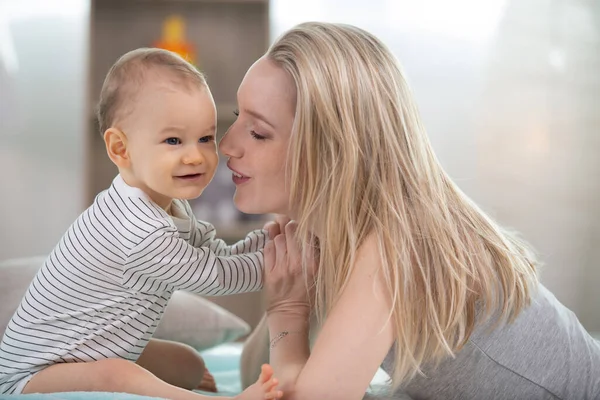 Bela Mãe Segurando Pouco Bonito Bebê — Fotografia de Stock