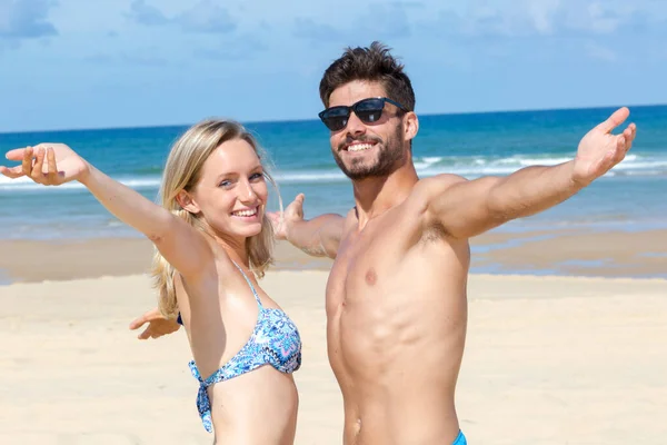 Ein Glückliches Paar Das Strandspaß Hat — Stockfoto