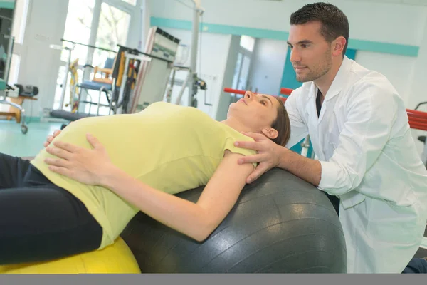 Doğum Okulunda Fizyoterapistle Egzersiz Yapan Hamile Bir Kadın — Stok fotoğraf
