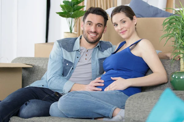 Junges Glückliches Paar Erwartet Baby — Stockfoto