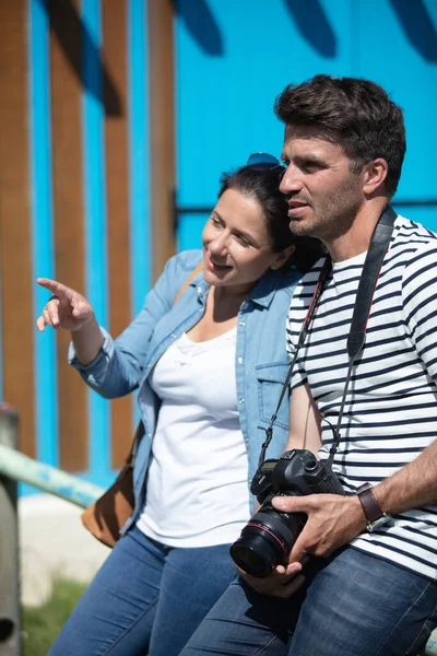 Couple Touristes Heureux Prendre Des Photos Dans Une Ville — Photo