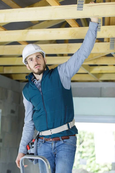 建筑工人伸向屋顶木料 — 图库照片