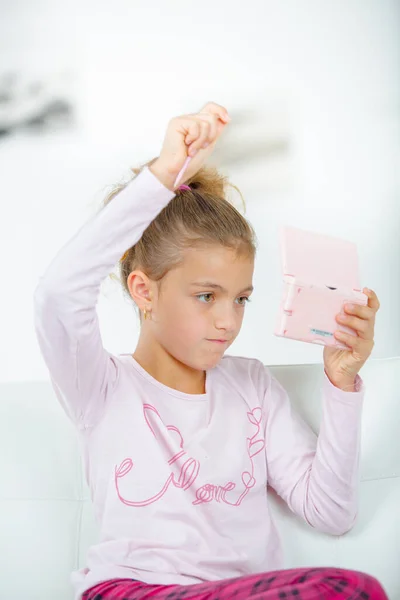 Κορίτσι Ηλεκτρονικό Παιχνίδι Χέρι Ψηλά Στον Αέρα — Φωτογραφία Αρχείου