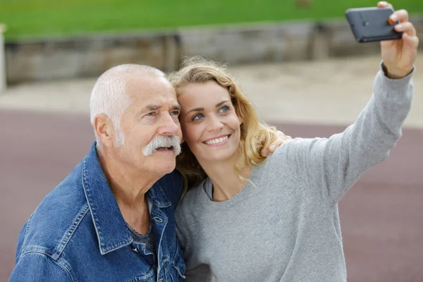 Pappa Och Dotter Gör Ett Selfie Porträtt Parken — Stockfoto