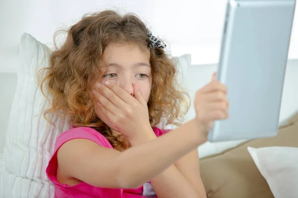 Ein Kleines Mädchen Ist Schockiert — Stockfoto
