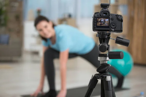 Mulher Filmando Vídeo Exercício Para Social Med — Fotografia de Stock