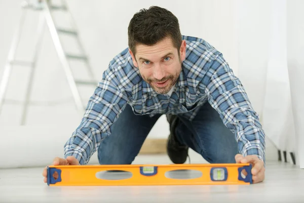 Handyman Verificar Nível Chão — Fotografia de Stock