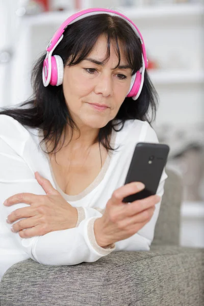 Χαρούμενη Ώριμη Γυναίκα Ακούγοντας Μουσική Ακουστικά — Φωτογραφία Αρχείου