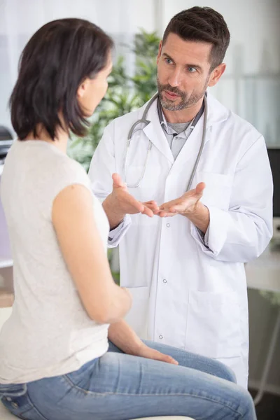 Kendine Güvenen Bir Doktor Hastasıyla Konuşurken Ona Bakıyor — Stok fotoğraf