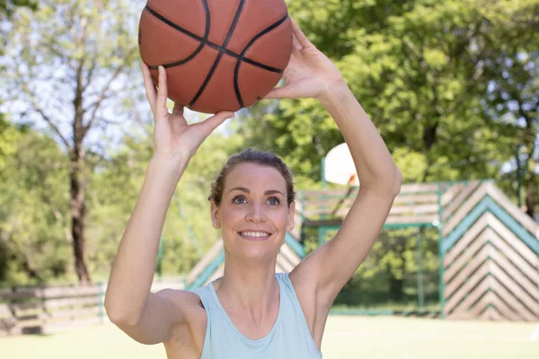 Atletyczna Kobieta Koszykarz Rzucając Piłkę — Zdjęcie stockowe