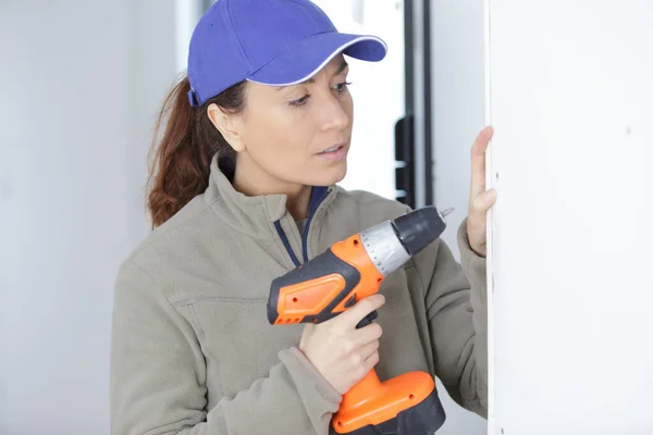 Serious Woman Drilling Wall New House — Fotografia de Stock
