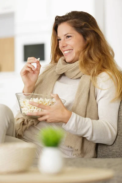 幸せな女性ポップコーンを食べる — ストック写真
