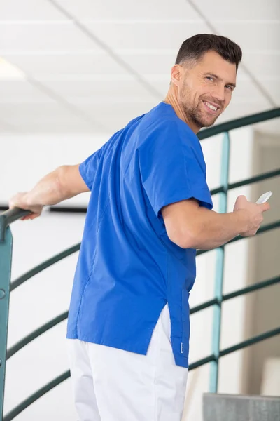 ハンサムな若い男性看護師病院の階段を登る — ストック写真
