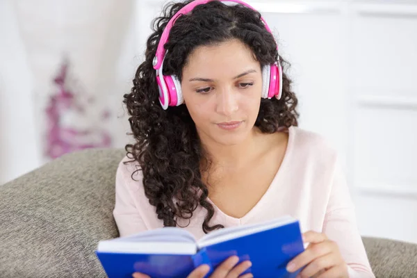 Νεαρή Ελκυστική Γυναίκα Που Διαβάζει Ακούγοντας Μουσική — Φωτογραφία Αρχείου
