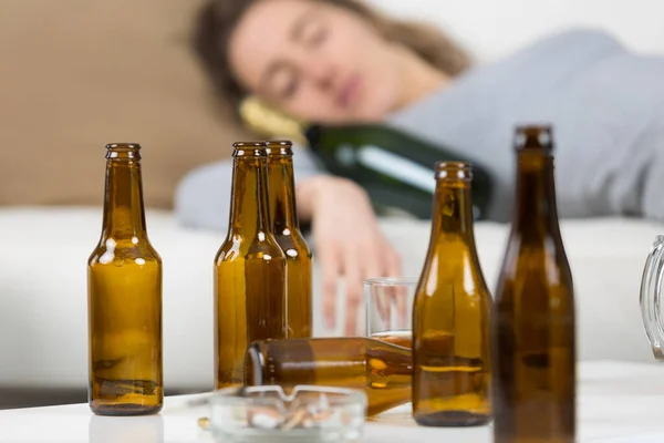 Gadis Depresi Minum Alkohol Dalam Kesendirian — Stok Foto