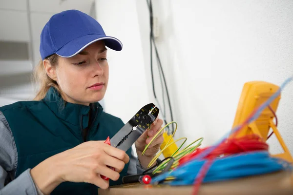 Female Technician Working Cables — Stock Photo, Image