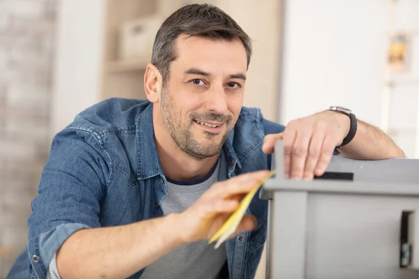Mann Benutzt Schleifpapier Auf Einem Schrank — Stockfoto