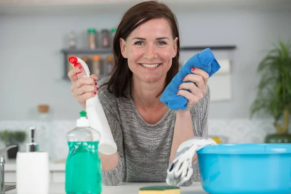 Χαμογελαστή Γυναίκα Που Καθαρίζει Σπίτι Της — Φωτογραφία Αρχείου