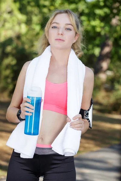 Vrouwelijke Jogger Het Park Met Handdoek Haar Nek — Stockfoto