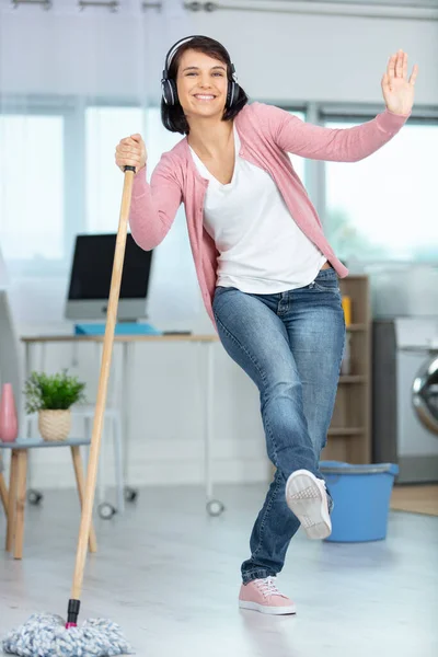 Mutlu Kadın Evini Temizliyor Eğleniyor — Stok fotoğraf