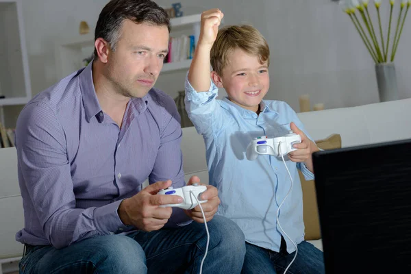 Kind Schlägt Erwachsenen Auf Computerspiel — Stockfoto