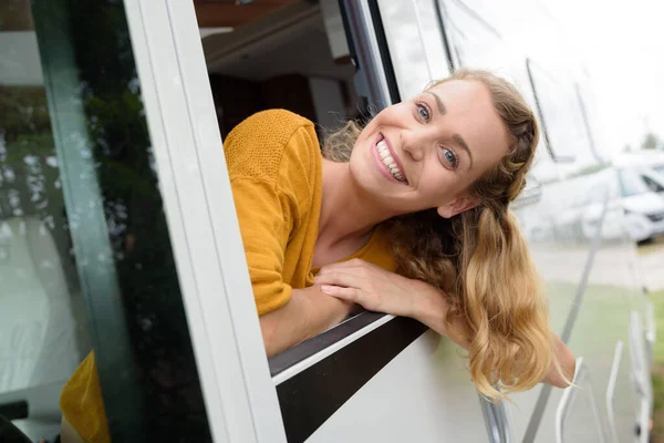 Mulher Feliz Sentada Dentro Uma Van — Fotografia de Stock