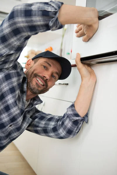 Professional Handyman Overalls Repairing Domestic Oven — Stock Photo, Image