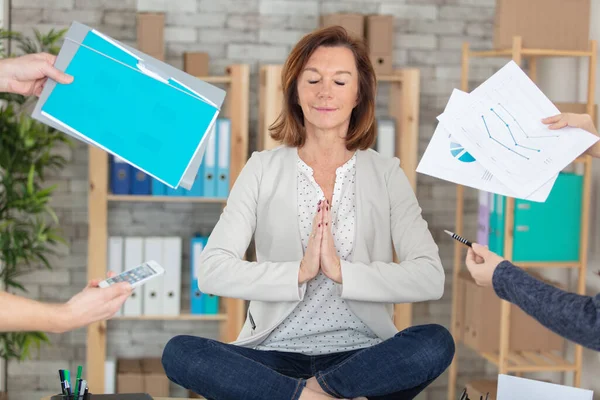 Tranquila Mujer Ejecutiva Meditando Trabajo Para Equilibrio Mental — Foto de Stock