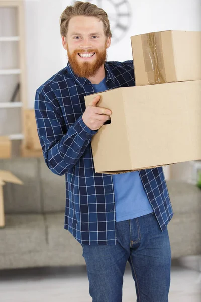 Ένας Άντρας Κρατάει Κουτιά Στον Καναπέ — Φωτογραφία Αρχείου