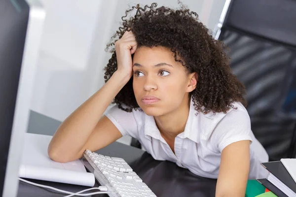 沮丧的年轻女子坐在电脑前叹息着 — 图库照片