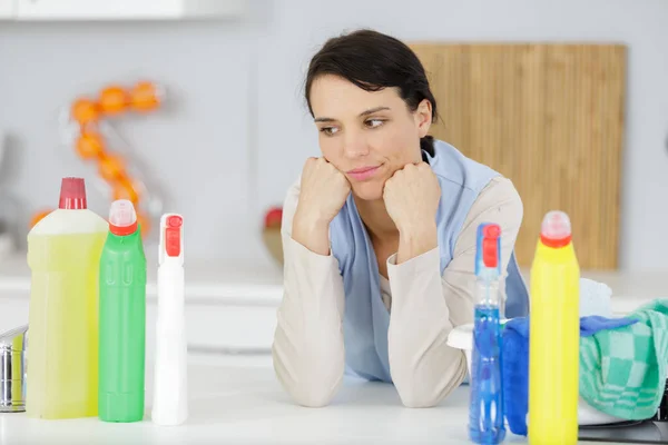 退屈した女性の家の掃除機 — ストック写真
