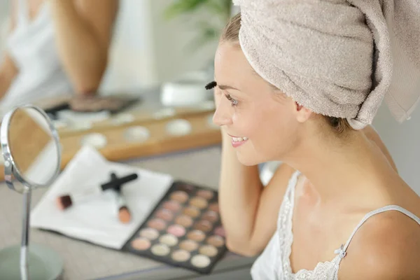 Mulher Fazendo Sua Maquiagem Depois Seu Chuveiro — Fotografia de Stock