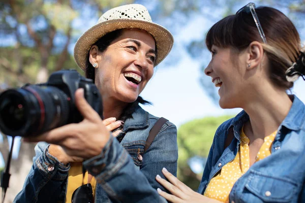 Two Happy Pretty Best Friends Taking Photos — Stock Photo, Image