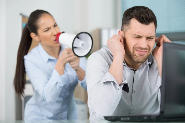 Kadın Ofisteki Erkek Arkadaşa Megafonla Bağırıyor — Stok fotoğraf