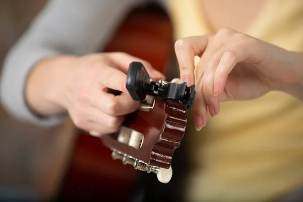 Nahaufnahme Porträt Von Händen Die Eine Akustische Gitarre Spielen — Stockfoto