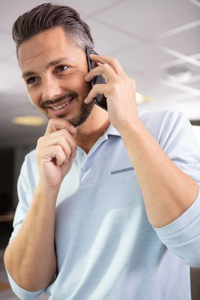 Çeride Kulağına Akıllı Telefon Dayanmış Gülümseyen Bir Adam — Stok fotoğraf