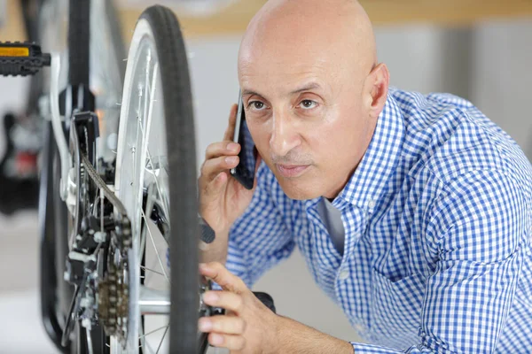Homem Reparação Bicicleta Casa — Fotografia de Stock
