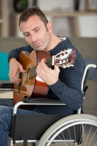 弹奏声吉他的残疾人 — 图库照片