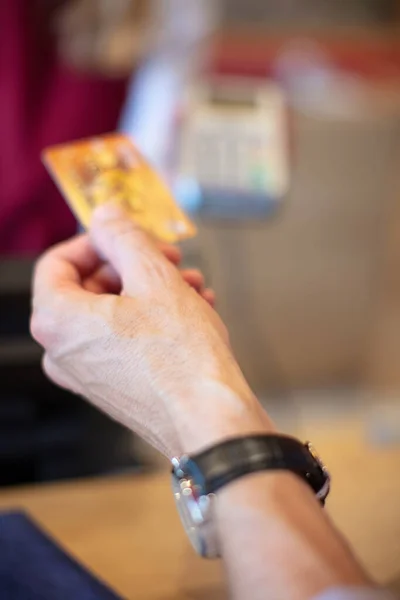 Обрізана Чоловіча Рука Дає Картку Безготівкової Оплати — стокове фото