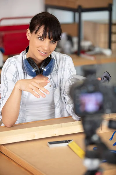 Mujer Feliz Está Haciendo Vlog Sobre Bricolaje — Foto de Stock
