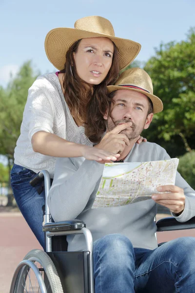 坐轮椅的残疾妇女和度假男友 — 图库照片