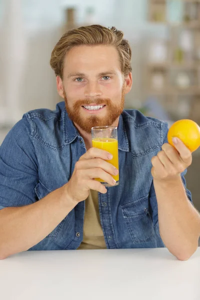 Чоловік Має Апельсиновий Сік Барі — стокове фото