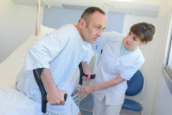 Медсестра Помогает Пациенту Встать Больницу — стоковое фото