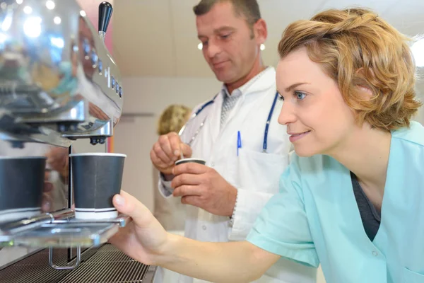 Ärztin Mit Krankenschwestern Der Kaffeepause — Stockfoto