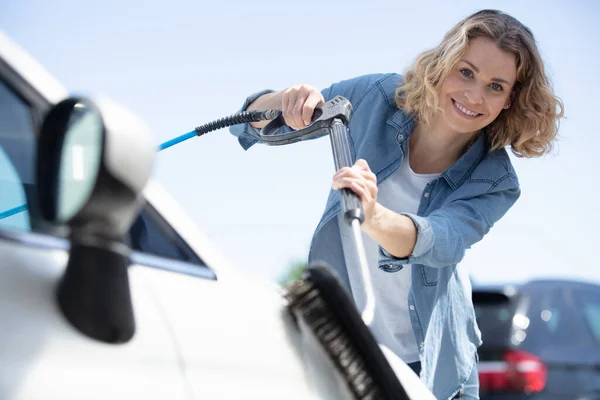 Vrolijke Vrouw Wassen Haar Auto — Stockfoto