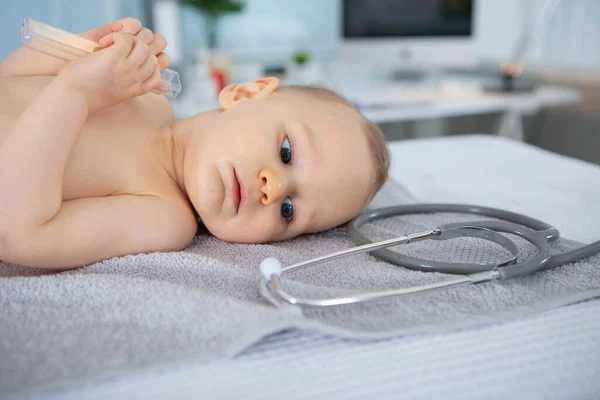 Retrato Del Bebé Jugando Ser Médico — Foto de Stock