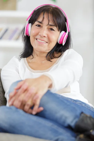 Leende Kvinna Lyssnar Musik Hörlurar — Stockfoto